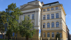 Školní budova se stromy Obchodní akademie Prostějov